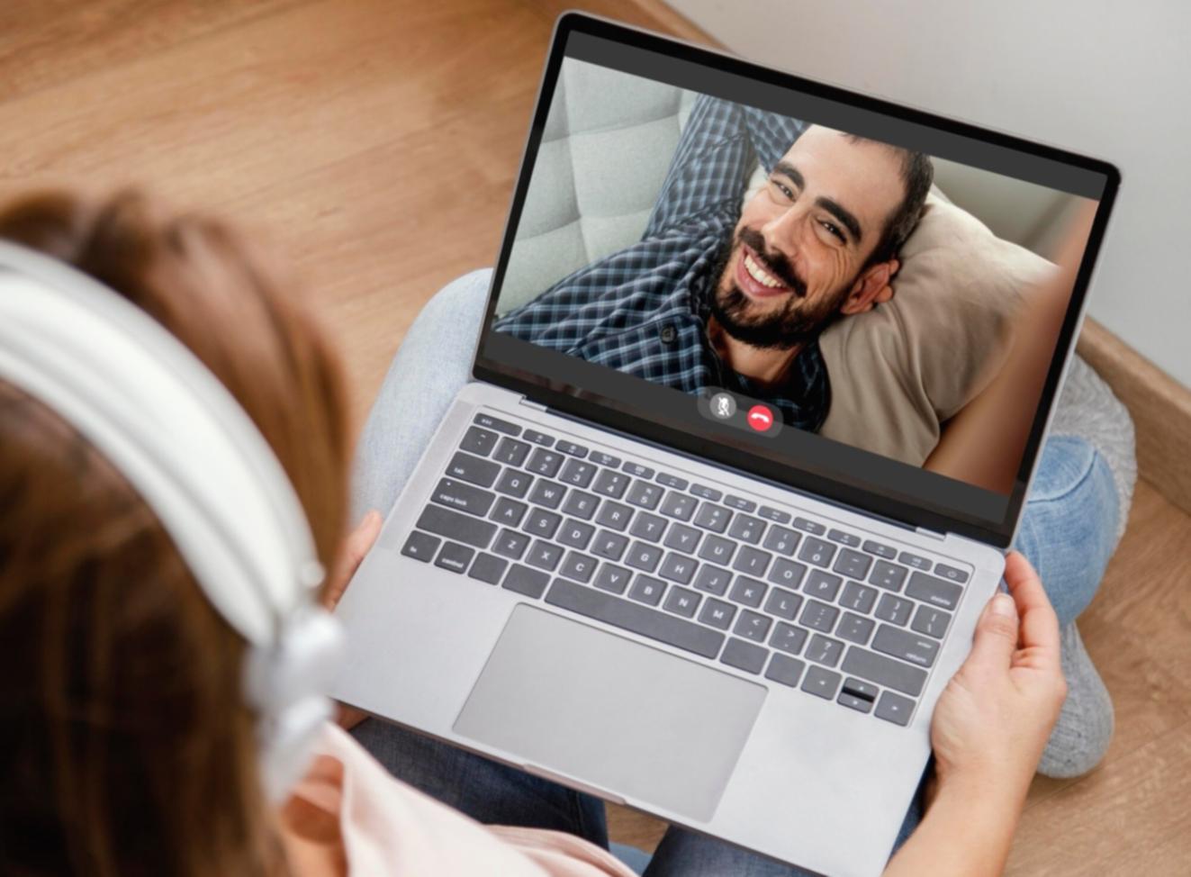 Étudiants internationaux travaillant ensemble sur la gestion de leur budget