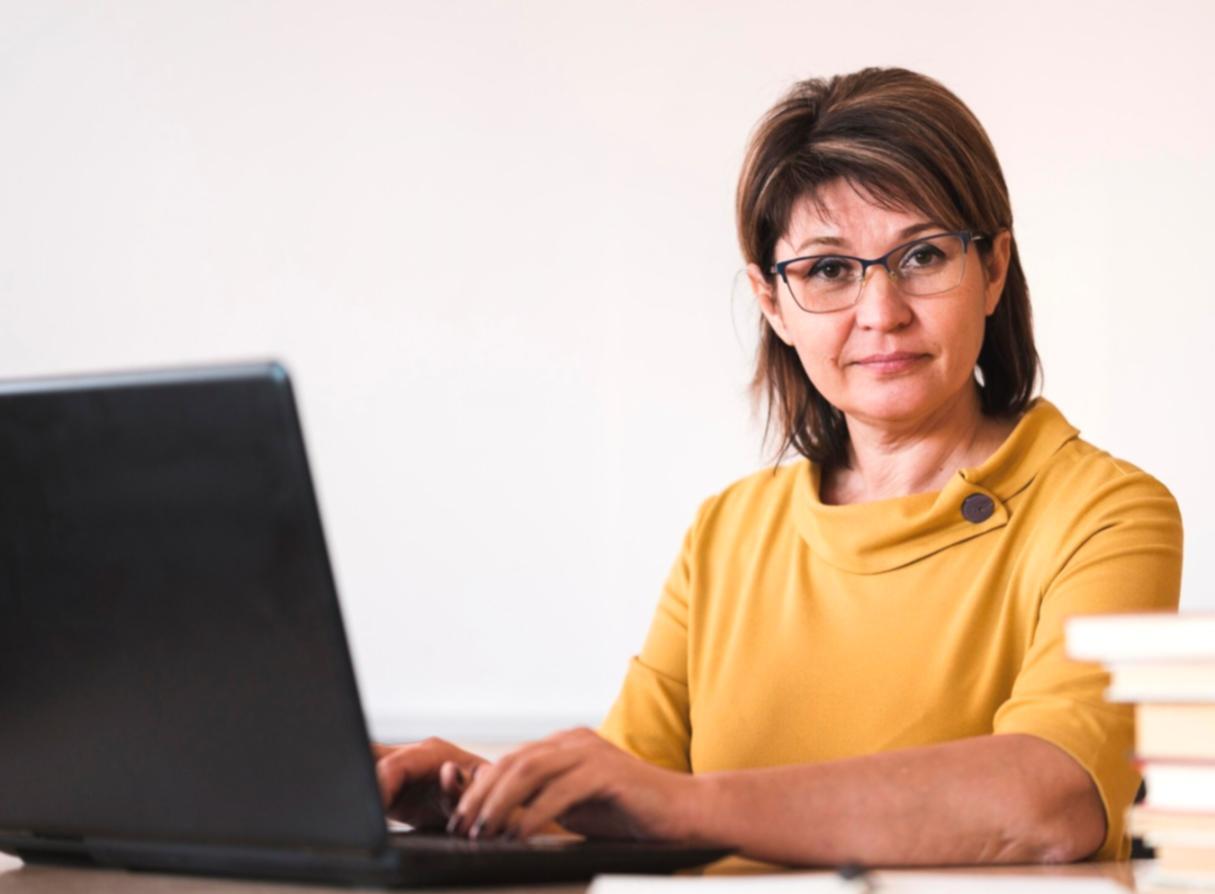 Groupe d'étudiants internationaux discutant de stratégies financières